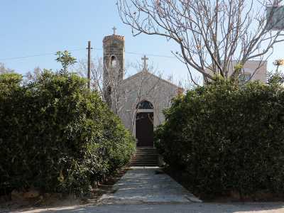 Di fronte al lido, nascosta da fitti oleandri, si erge una chiesetta dal grazioso aspetto neo-romanico: si tratta di un edificio che risale agli inizi del 900, chiuso e abbandonato da parecchi anni